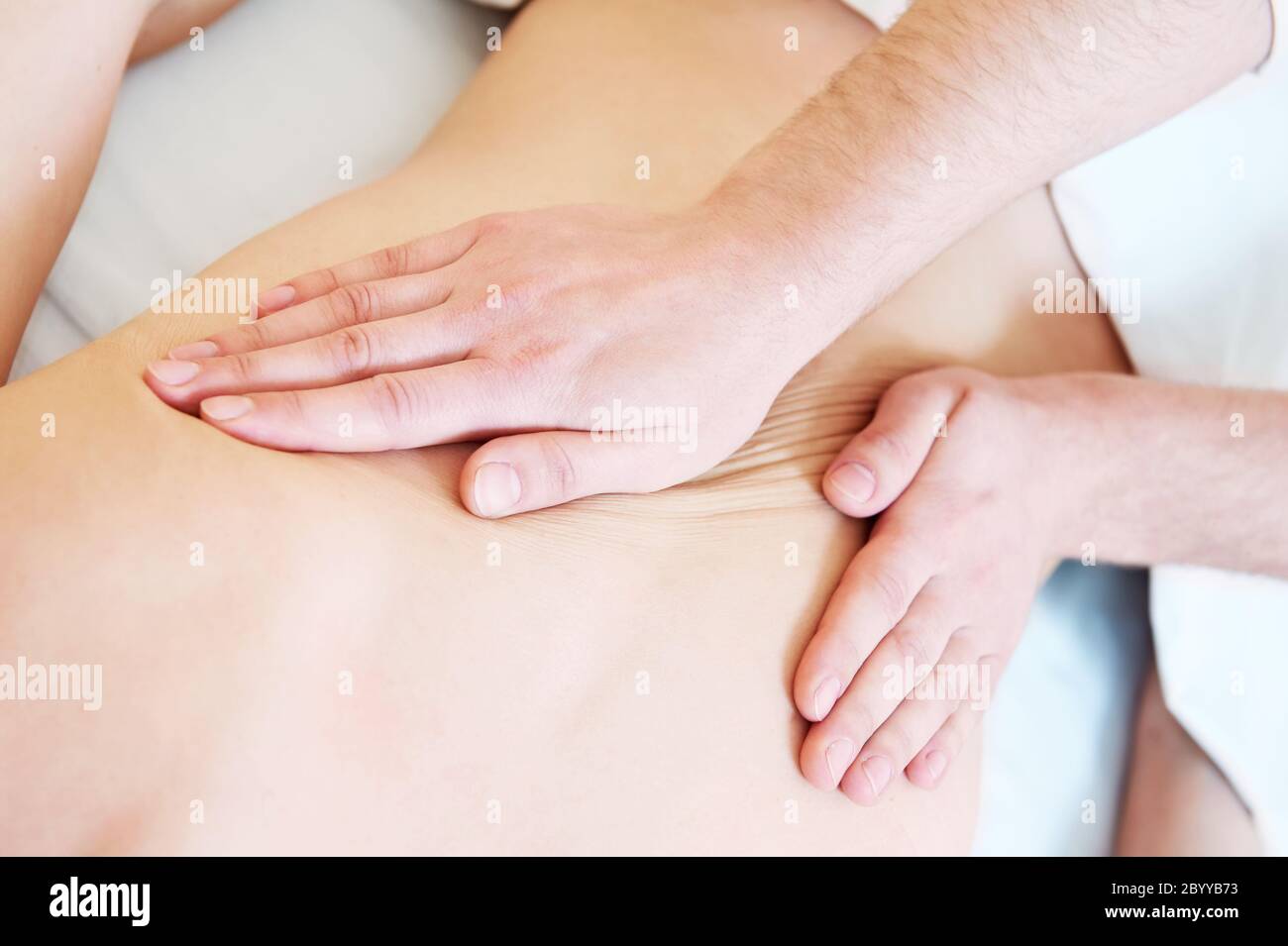 tecnica di massaggio medico manuale Foto Stock