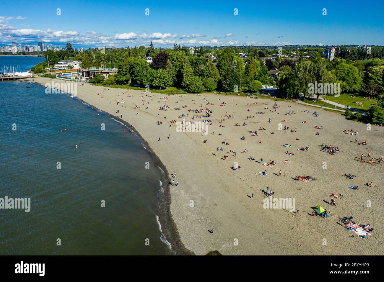 VANCOUVER, CANADA - 7 GIUGNO 2020: Folla che si riunisce in una spiaggia seguendo le regole di allontanamento sociale dopo le restrizioni facilità dalla pandemia COVID-19 Foto Stock