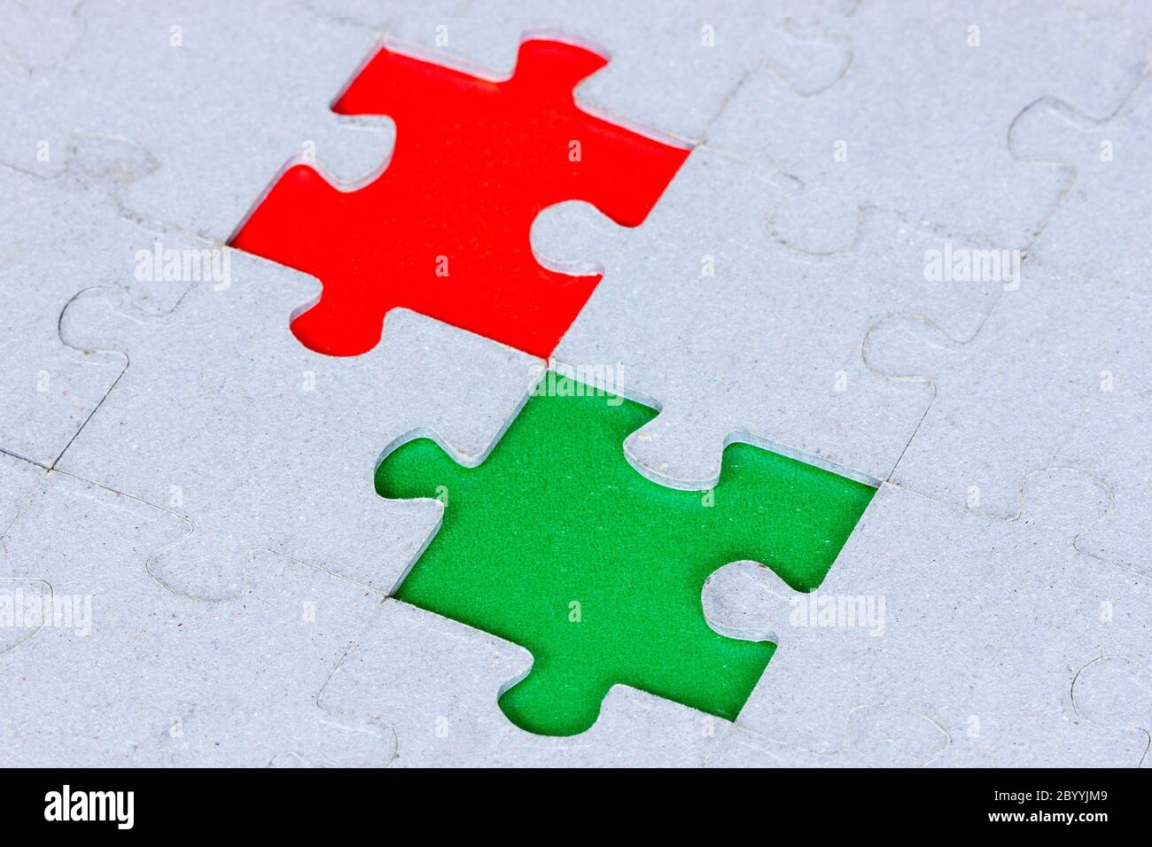Puzzle con un gap verde e rosso Foto Stock