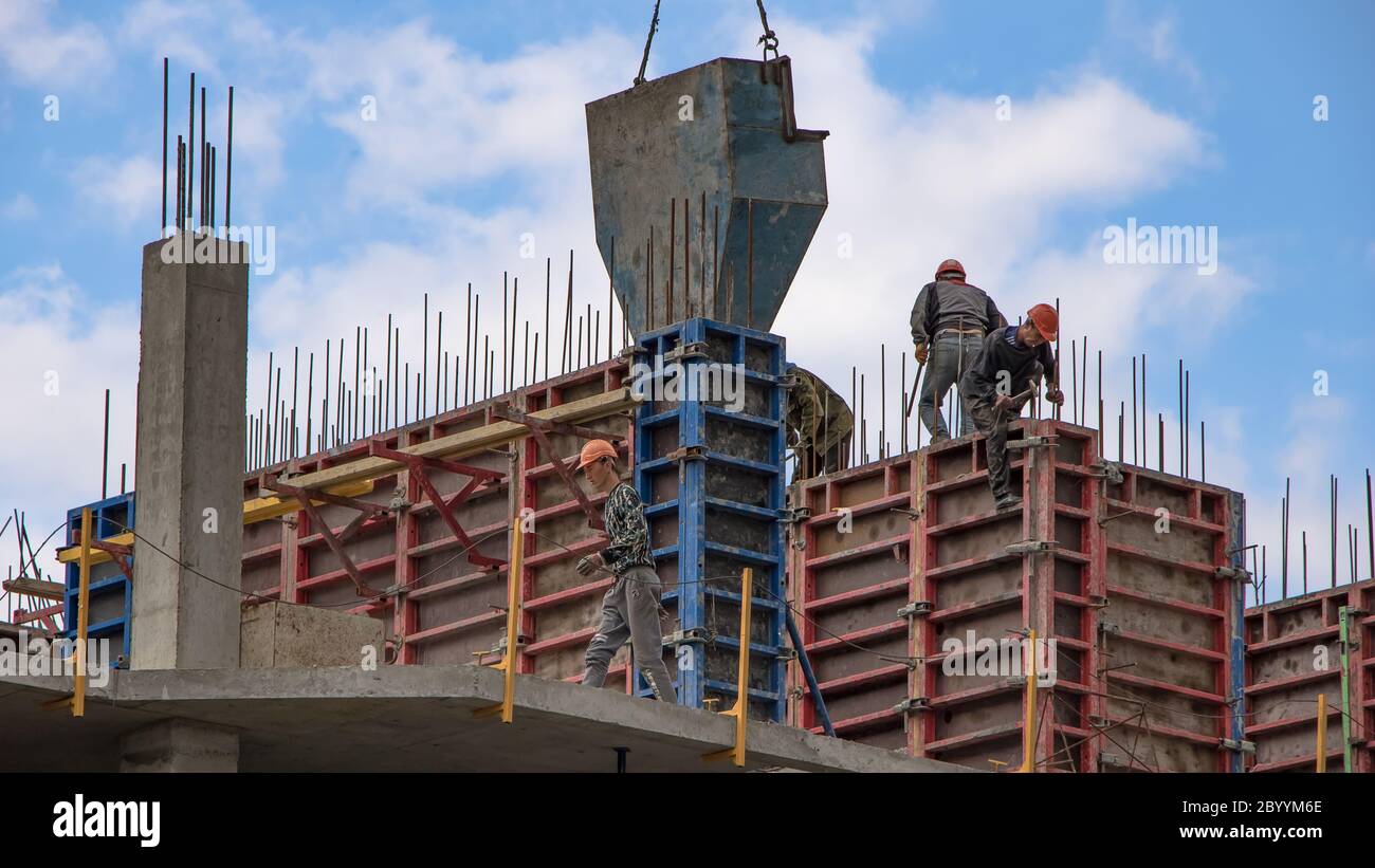 Mosca, Russia-15.05.2020:costruzione di un edificio residenziale a più piani. Strutture e prodotti prefabbricati. La costruzione di una nuova costruzione Foto Stock