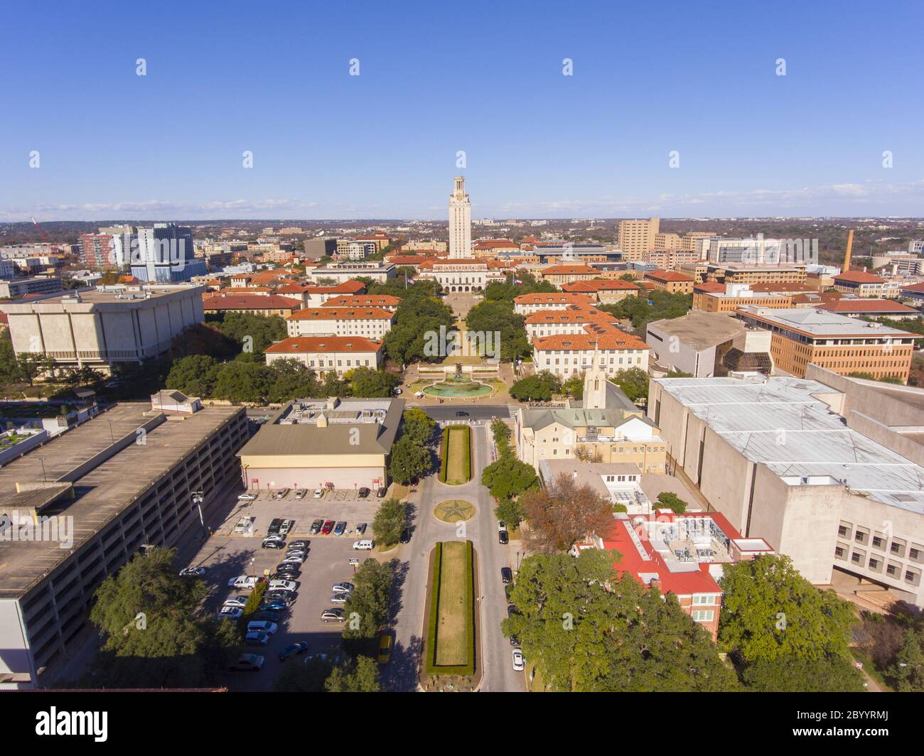 Vista aerea della University of Texas di Austin, tra cui la torre UT e l'edificio principale del campus di Austin, Texas, USA. Foto Stock