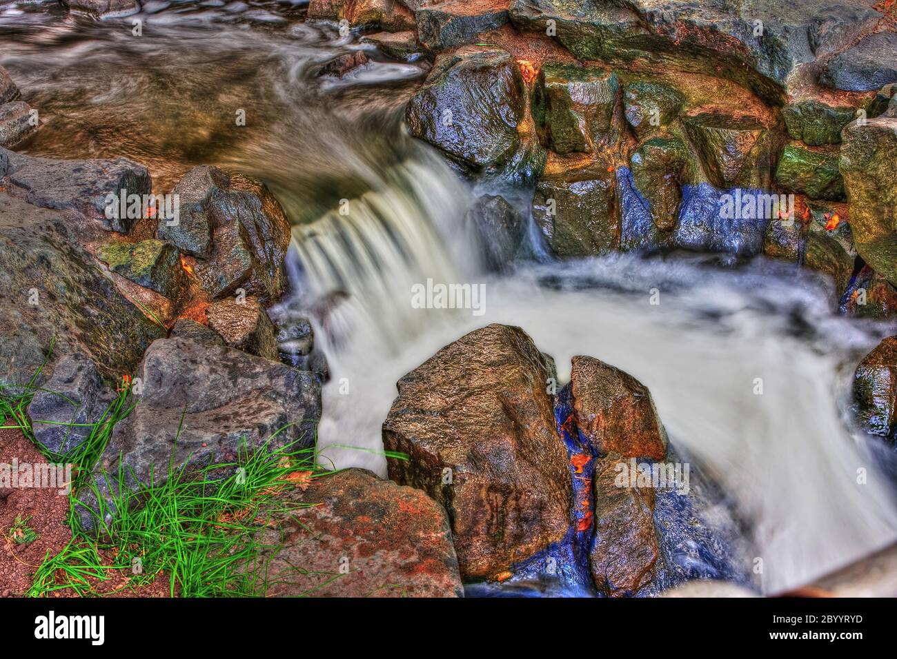 Creek Rock, rapide e cascata di acqua nella gamma HDR High Dynamic Foto Stock Creek Rock, rapide e cascata di acqua nella gamma HDR High Dynamic Foto Stock