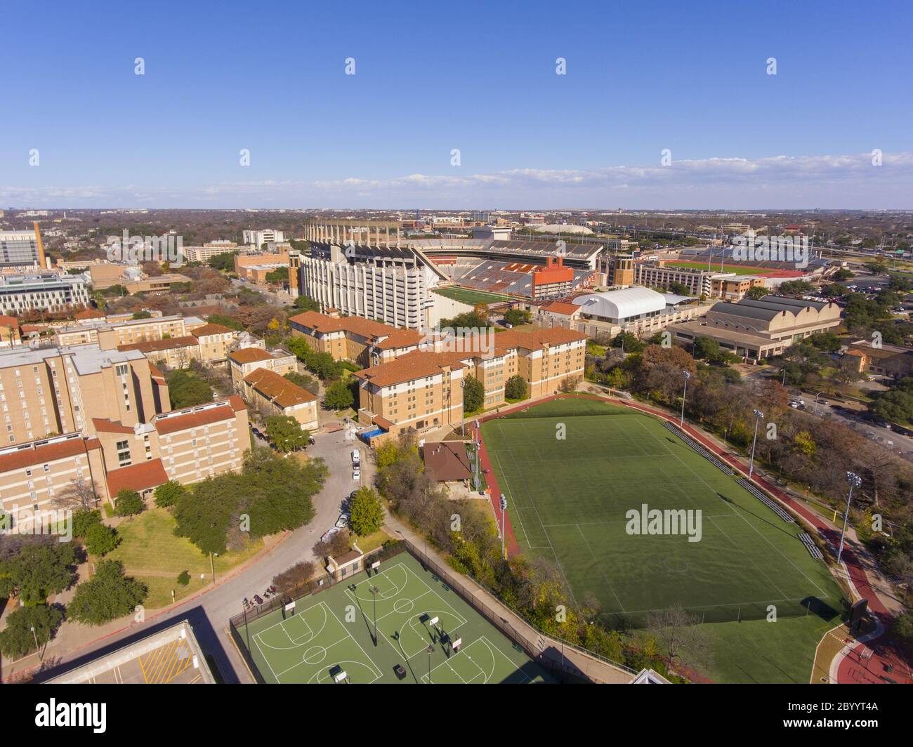 Vista aerea della University of Texas a Austin, incluso il Darrell K Royal-Texas Memorial Stadium, Austin, Texas, USA. Foto Stock