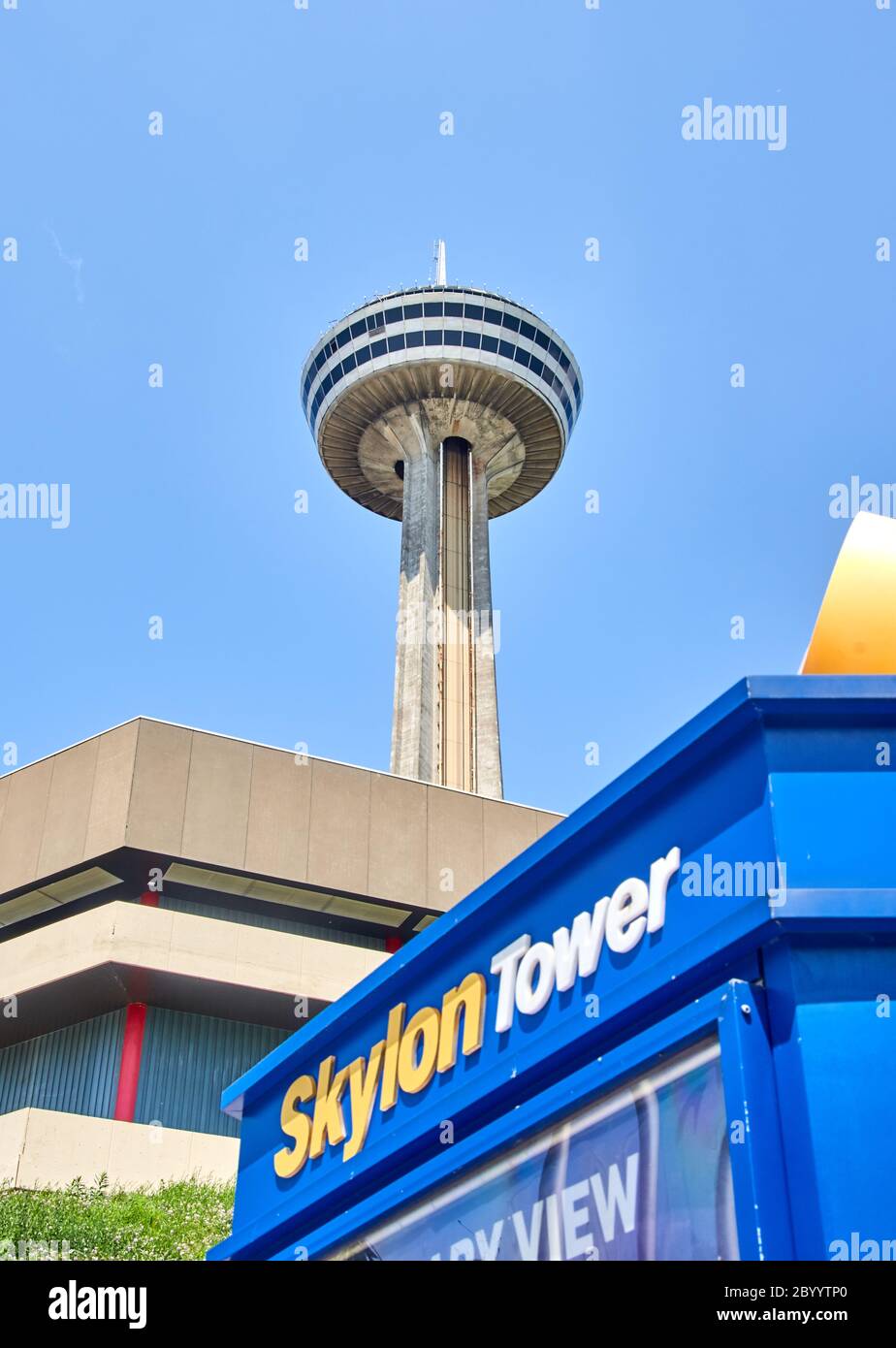 Cascate DEL NIAGARA, CANADA - Luglio 25, 2019: la Torre Skylon sul giorno di estate a Niagara Falls, a. Skylon Tower è una torre di osservazione con ampie vedute Foto Stock