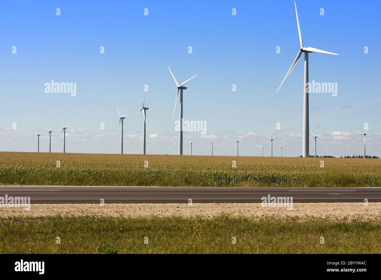 Moderni mulini a vento lungo l'Interstate Foto Stock