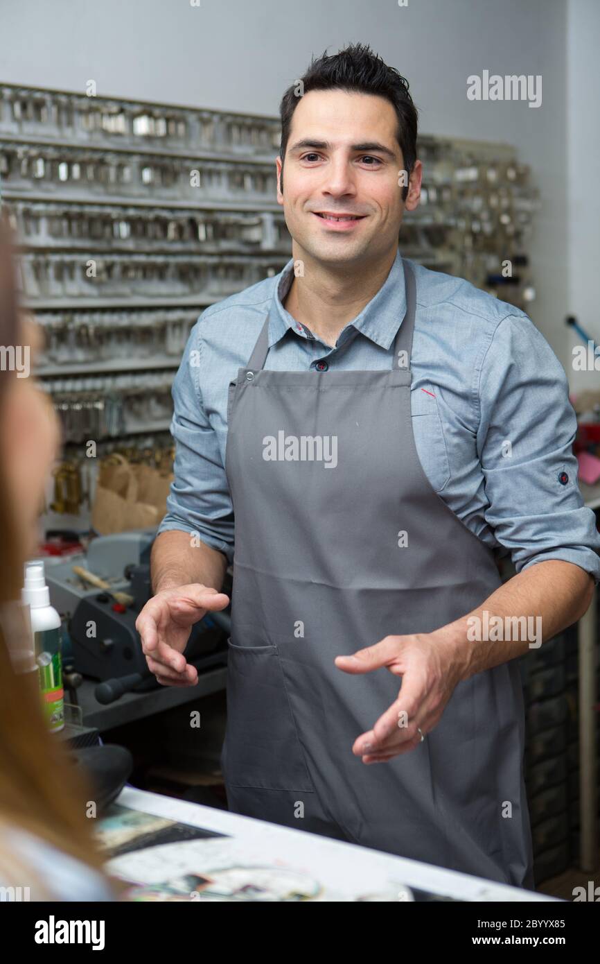 un fabbro che parla con il cliente Foto Stock