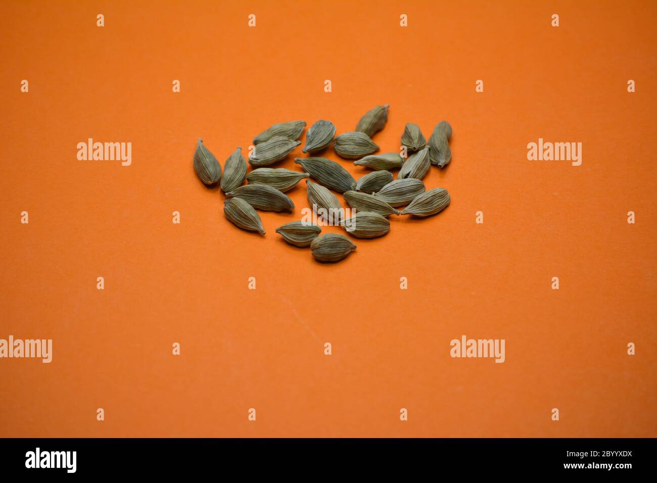Cardamomo su sfondo arancione Foto Stock