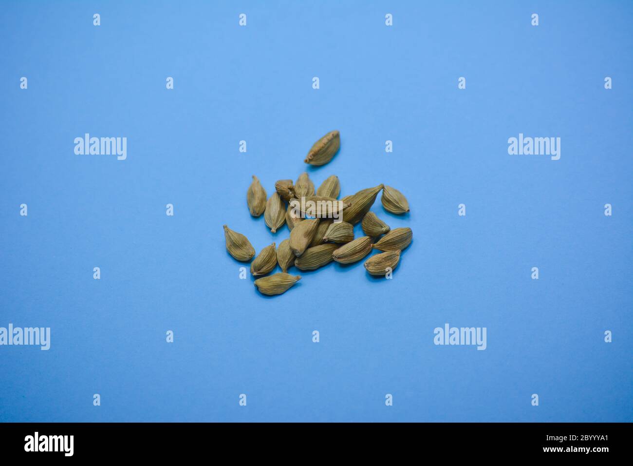 Cardamomo su sfondo blu Foto Stock
