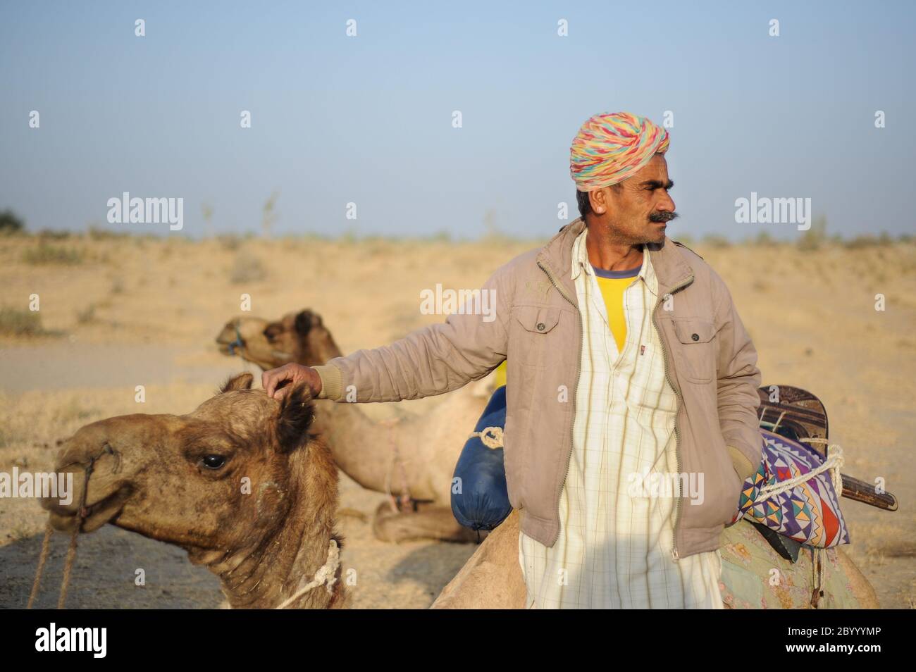 Il tramonto o l'alba corse di cammelli sono una popolare attrazione turistica nel deserto. Jaisalmer, Rajasthan. Il 12 dicembre 2016. Foto Stock