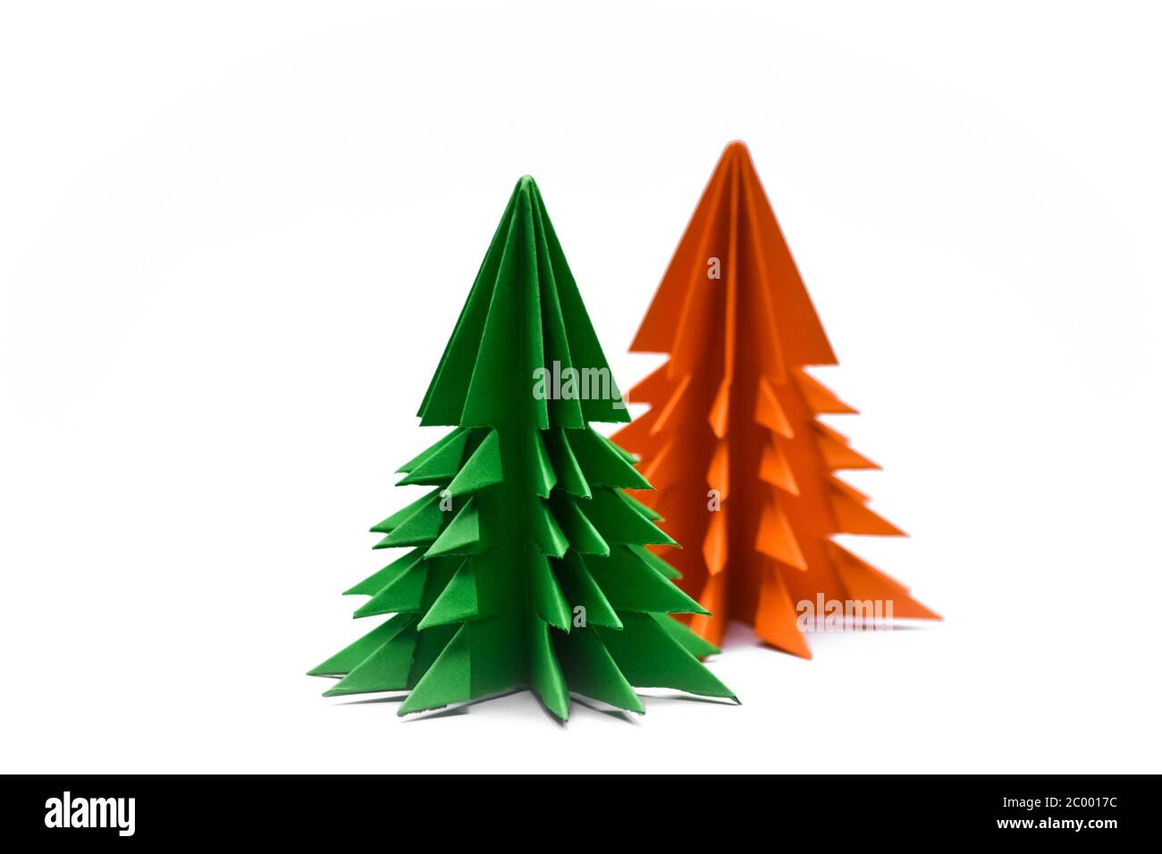 Carta alberi di natale isolati su sfondo bianco Foto Stock