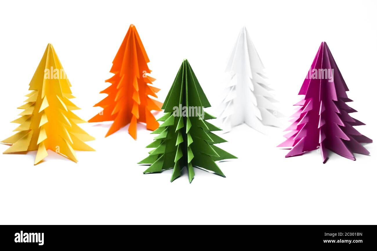 Carta alberi di natale isolati su sfondo bianco Foto Stock