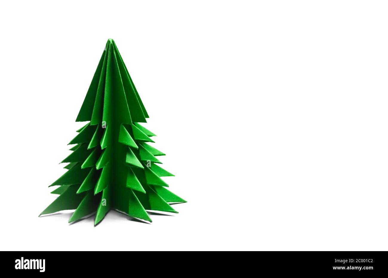 Origami verde albero di natale isolato su sfondo bianco Foto Stock