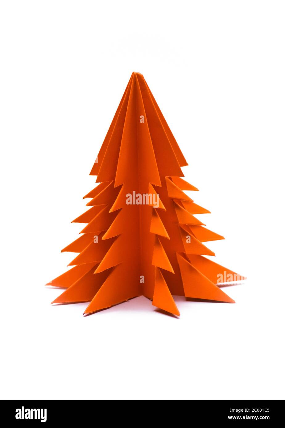 Arancio origami albero di natale isolato su sfondo bianco Foto Stock
