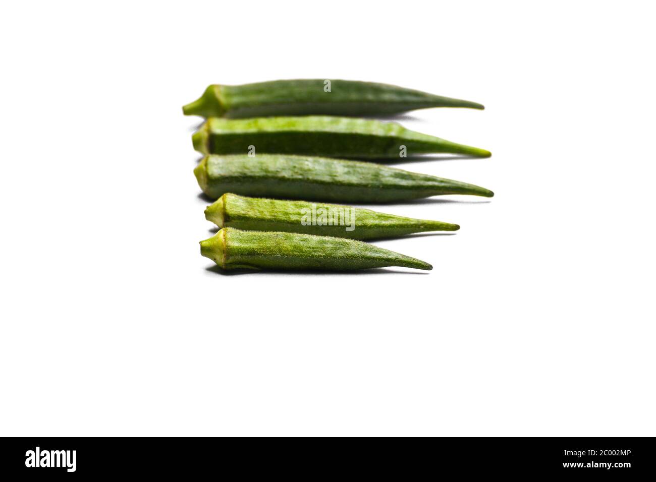 Fresco giovane okra o ladyfinger isolato su sfondo bianco Foto Stock