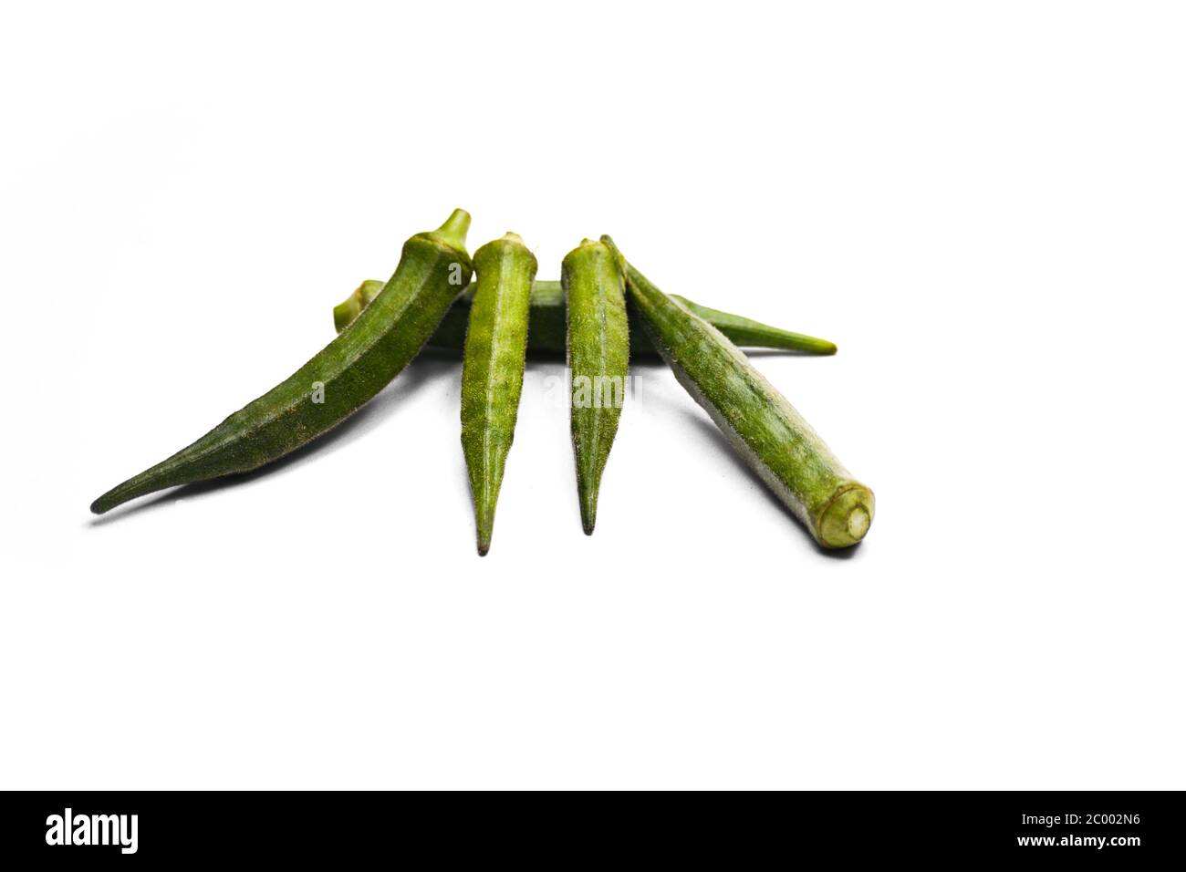 Fresco giovane okra o ladyfinger isolato su sfondo bianco Foto Stock