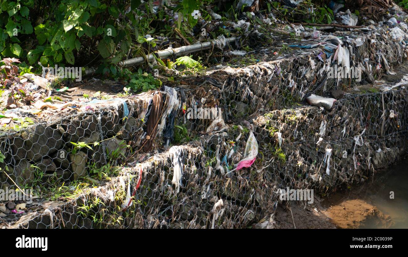 Fiume con rifiuti di plastica. Non può essere riciclato e inquinare l'ambiente Foto Stock