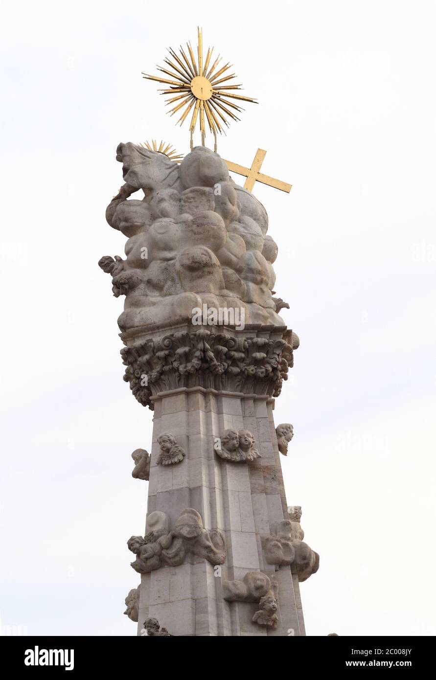 Foto di una scultura alta nel centro della città Foto Stock