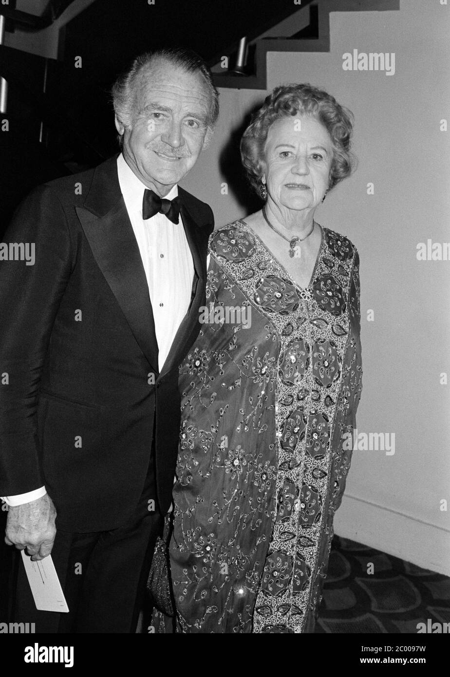 LONDRA, REGNO UNITO. Novembre 1980: Attore Sir John Mills & moglie Mary Hayley Bell al Ball SOS a Londra. © Paul Smith/aggiornamento delle caratteristiche Foto Stock