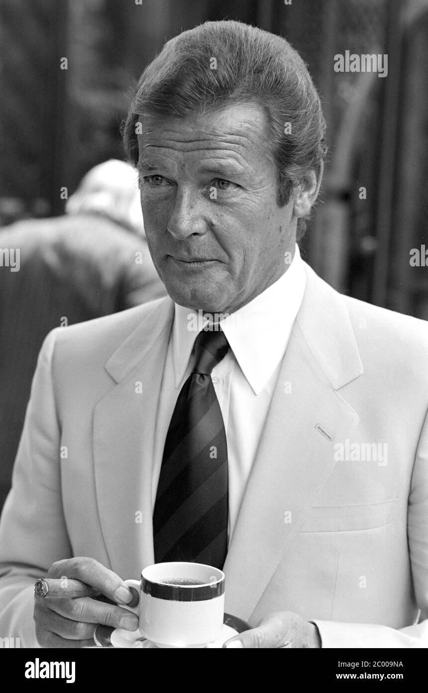 LONDRA, REGNO UNITO. 1980 agosto: Attore Roger Moore alla fotocellula per 'Sea Wolves' all'Inn on the Park Hotel di Londra. © Paul Smith/aggiornamento delle caratteristiche Foto Stock