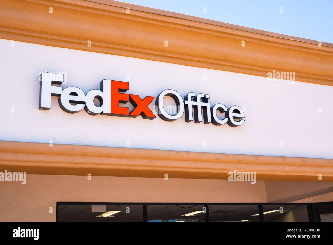Santa Maria, California/USA - 2020 giugno 10 cartello FedEx Office. FedEx è uno dei principali servizi di consegna dei pacchi con diverse opzioni di consegna Foto Stock