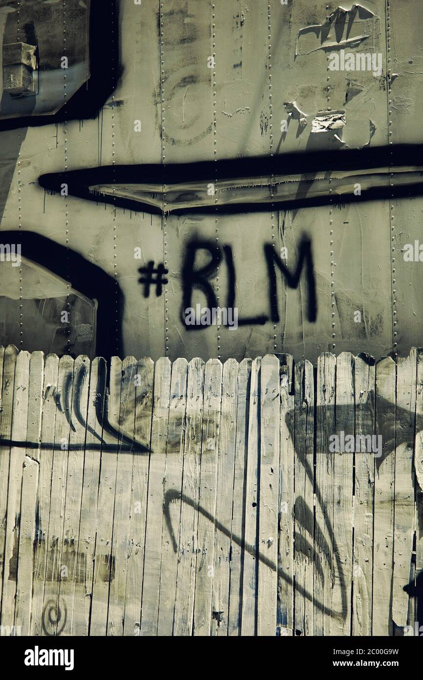 Il hashtag BLM per la materia nera di vite è verniciato a spruzzo su una parete coperta di graffiti. Foto Stock