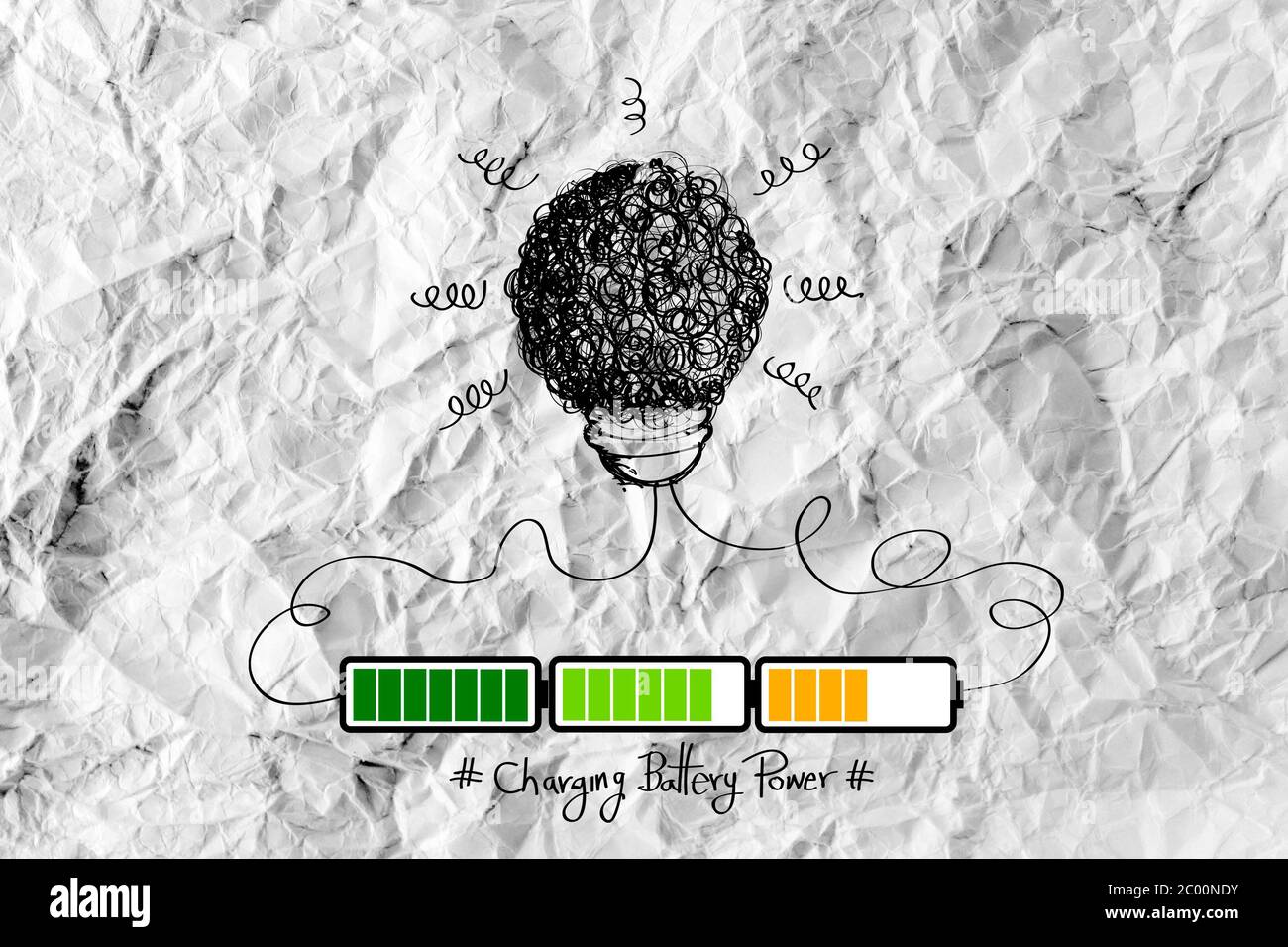 Lampadina di ricarica batteria di alimentazione idea di progettazione su carta sgualcita Foto Stock