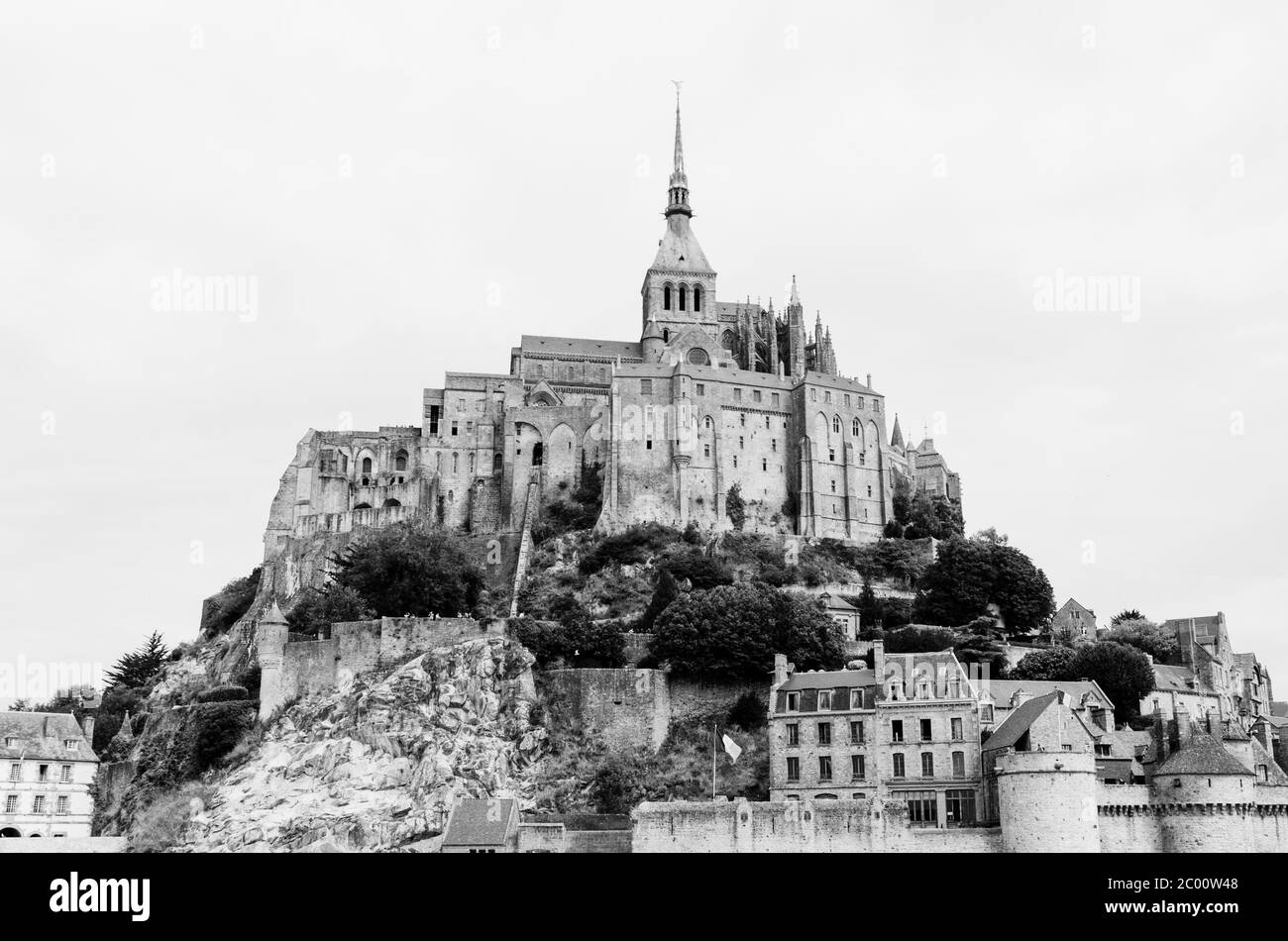 Abbazia medievale monumentale di Mont-Saint-Michel in Normandia, Francia. Immagine in bianco e nero Foto Stock