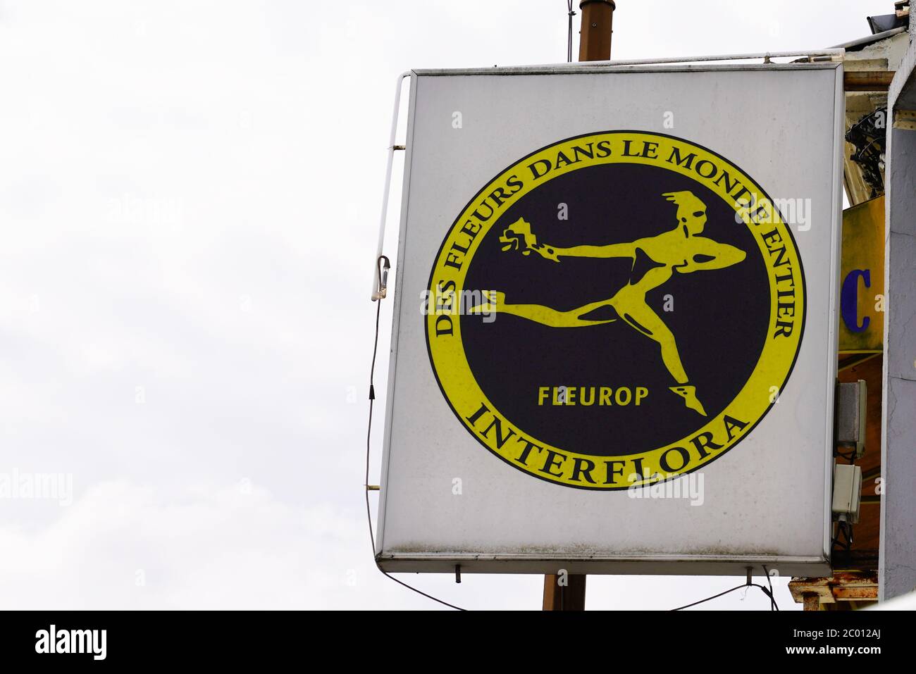 Bordeaux , Aquitaine / Francia - 06 06 2020 : Interflora fleurop logo segno di fiori negozio e la consegna in tutto il mondo negozio di rete Foto Stock