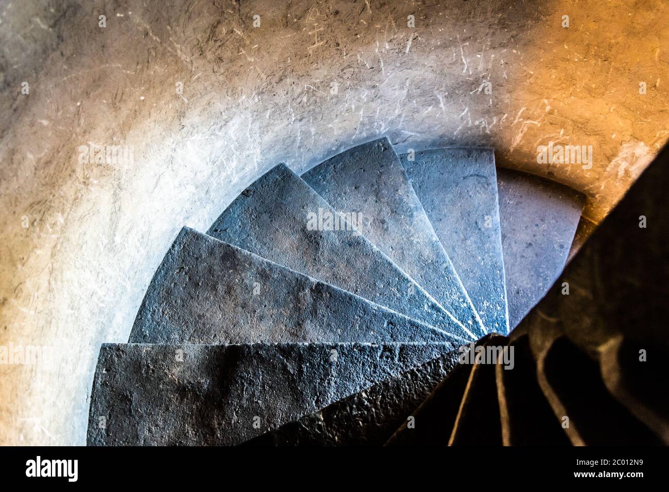 Vecchia scala a chiocciola in pietra all'interno della torre medievale. Foto Stock