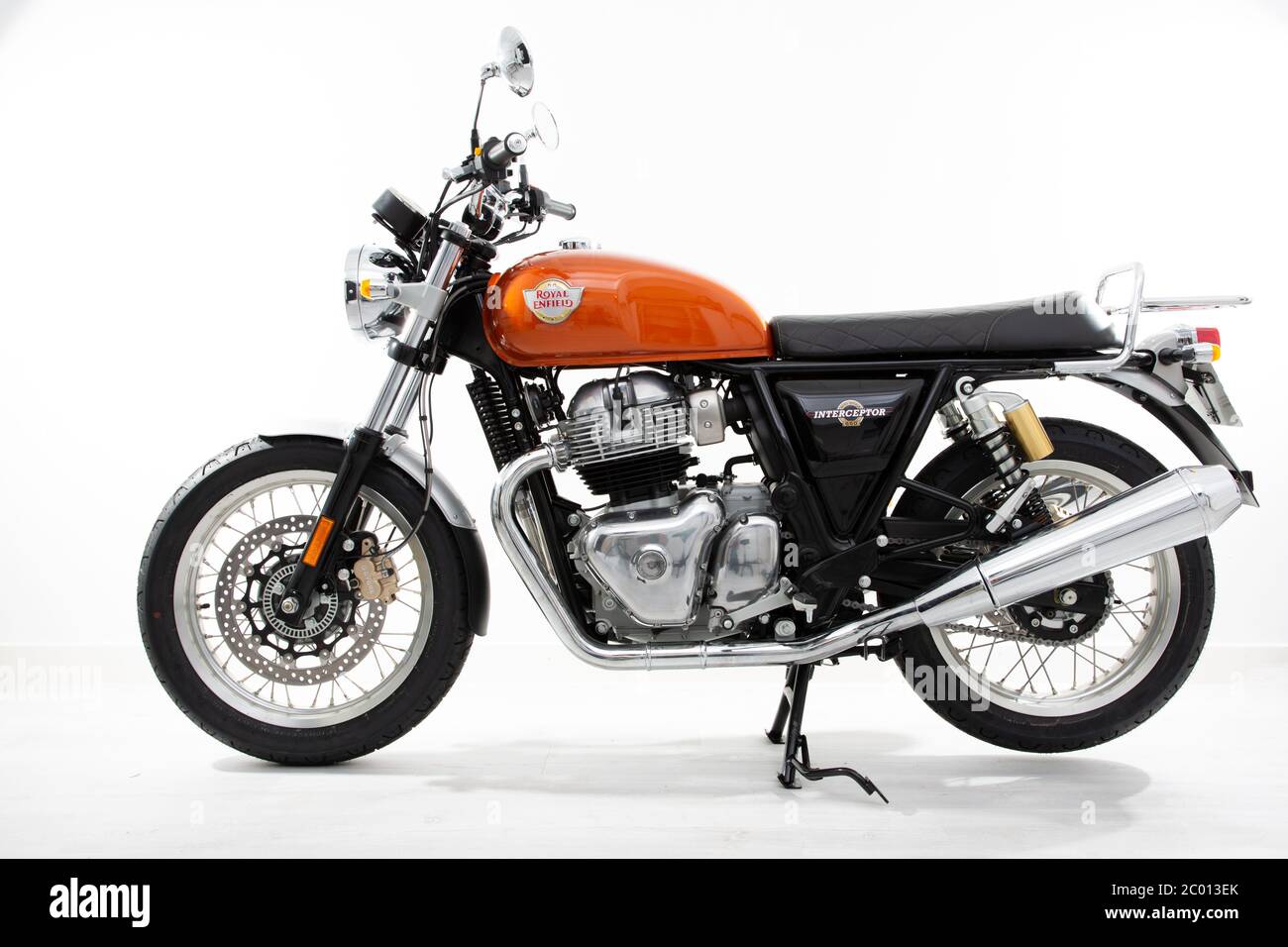 Bordeaux , Aquitaine / Francia - 06 01 2020 : Royal Enfield Interceptor Touring Bike vista laterale studio Foto Stock