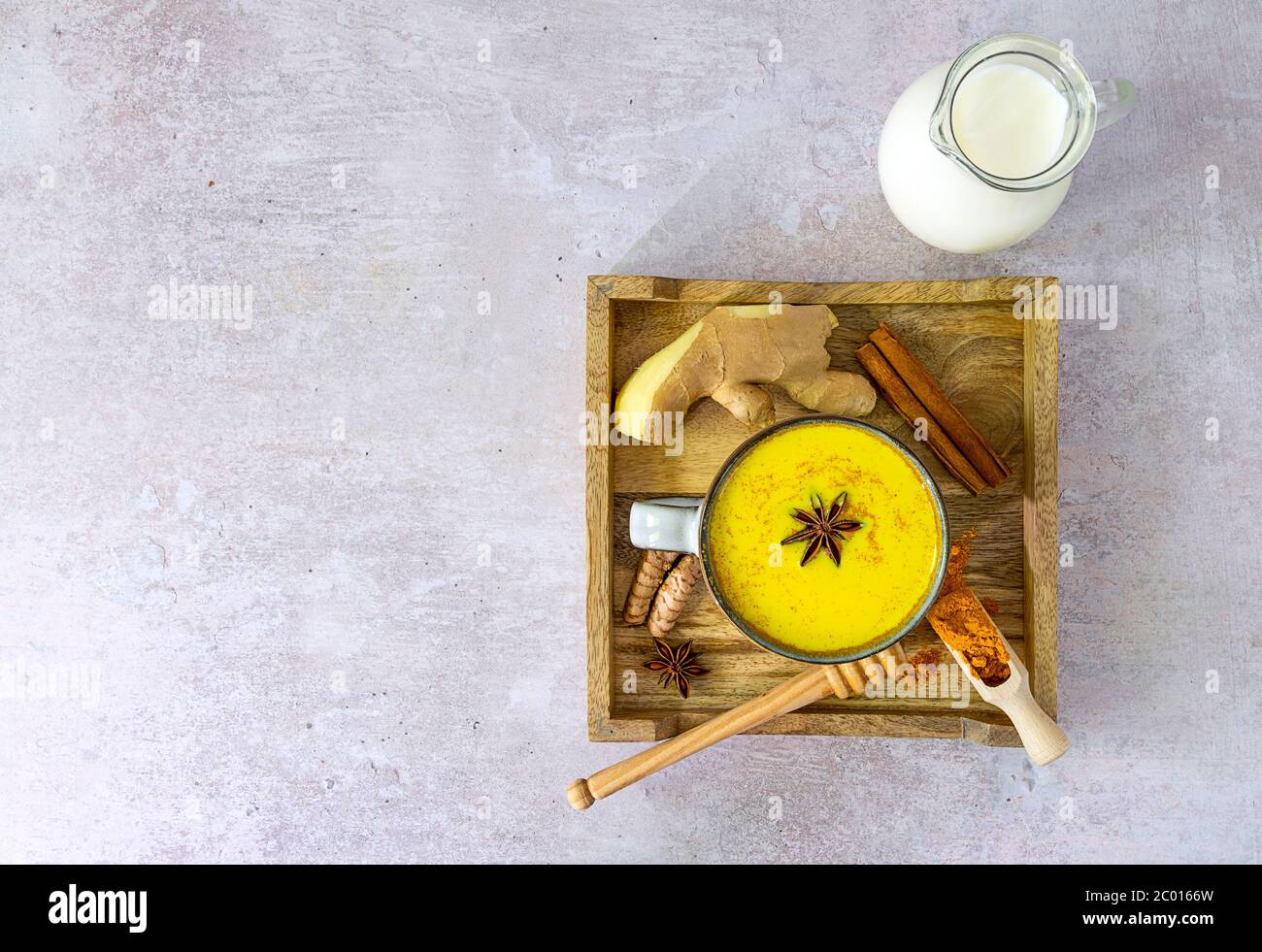 Trattamento immunitario autunnale. Latte dorato Ayurveda Foto Stock
