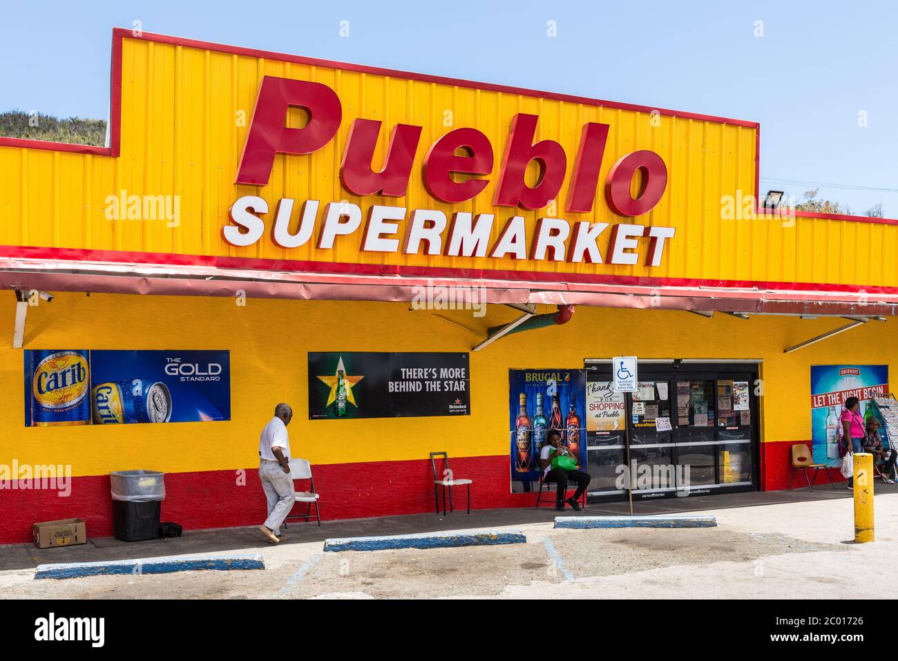 Charlotte Amalie, St. Thomas, Isole Vergini statunitensi (USVI) - 30 aprile 2019: Persone locali vicino al supermercato Pueblo Long Bay a St Thomas, la Vergine U. Foto Stock
