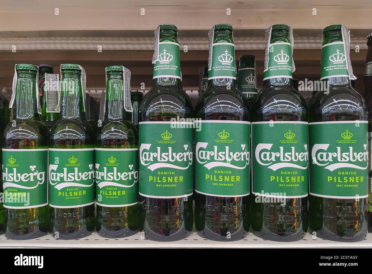 Bottiglie di birra Carlsberg che vendono su scaffale nel supermercato di Chiang mai. Thailandia. Foto Stock