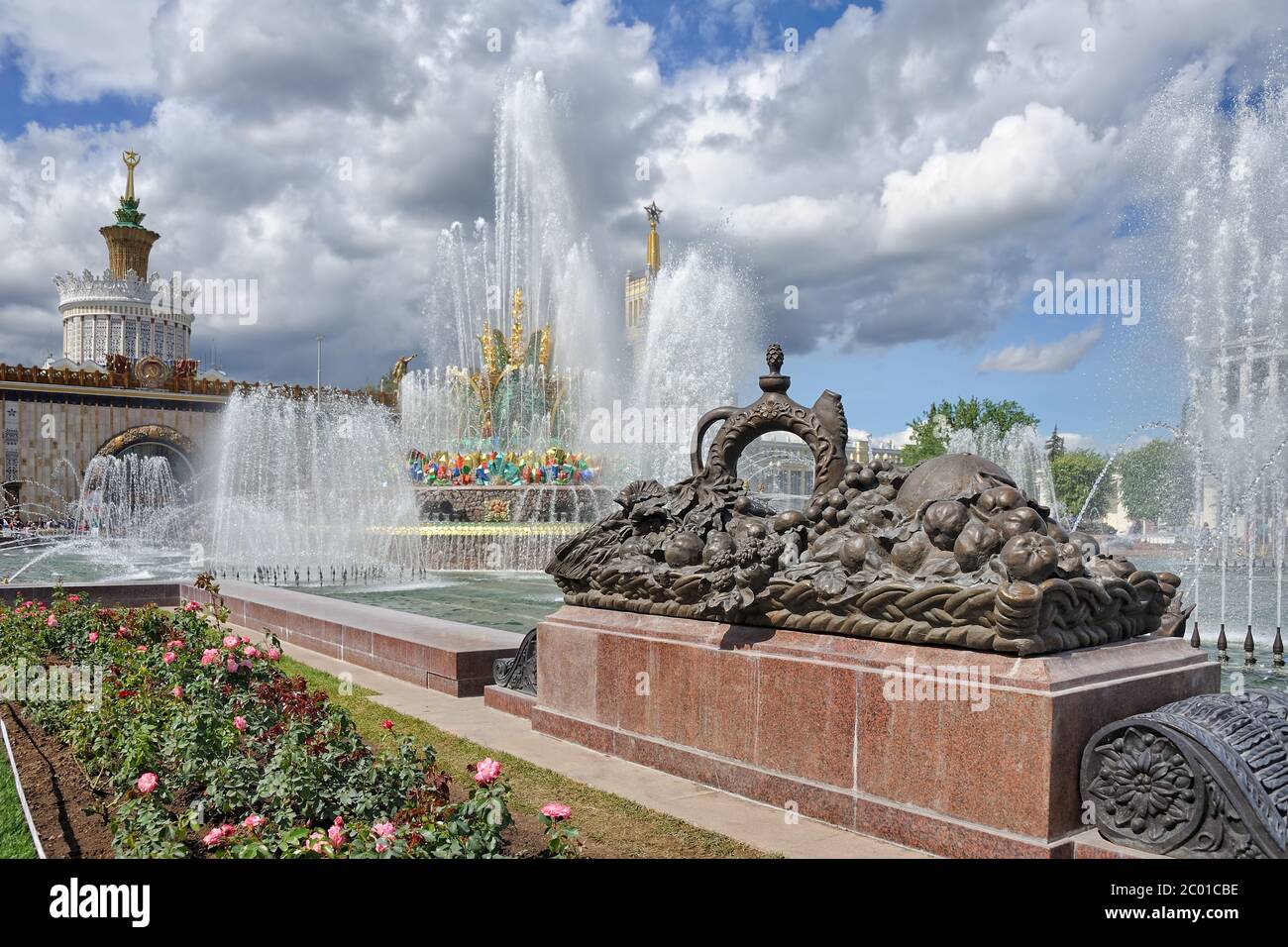 Composizione della natura morta e getti d'acqua della fontana del fiore di pietra al parco VDNKh Foto Stock