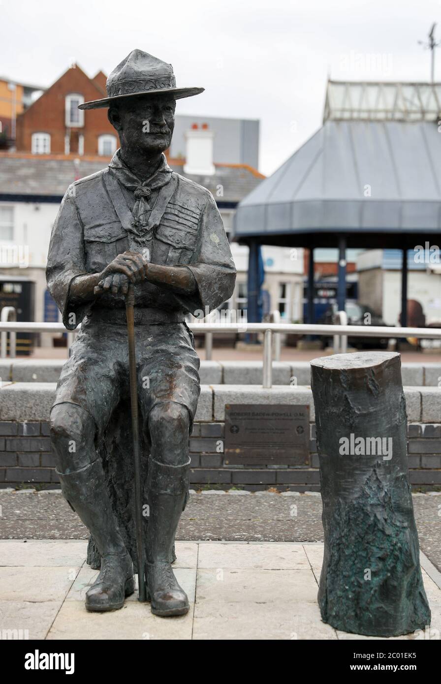 Una statua di Robert Baden-Powell su Poole Quay nel Dorset prima della sua prevista rimozione per 'sicuro deposito' a seguito di preoccupazioni circa le sue azioni mentre in 'militari e 'nazisti simpatie'. L'azione segue una serie di proteste sulla materia Black Lives in tutto il Regno Unito, scatenate dalla morte di George Floyd, ucciso il 25 maggio mentre era in custodia di polizia nella città americana di Minneapolis. Foto Stock