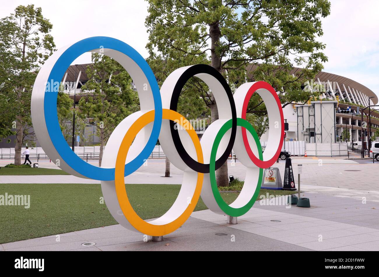 Tokyo, Giappone. 11 Giugno 2020. Gli anelli olimpici sono esposti prima del nuovo stadio nazionale giapponese a Tokyo giovedì 11 giugno 2020. Il Comitato organizzatore delle Olimpiadi di Tokyo e il Comitato Olimpico Internazionale (CIO) hanno convenuto che il prossimo anno avrebbero semplificato i giochi olimpici per garantire la sicurezza del nuovo coronavirus. Credit: Yoshio Tsunoda/AFLO/Alamy Live News Foto Stock