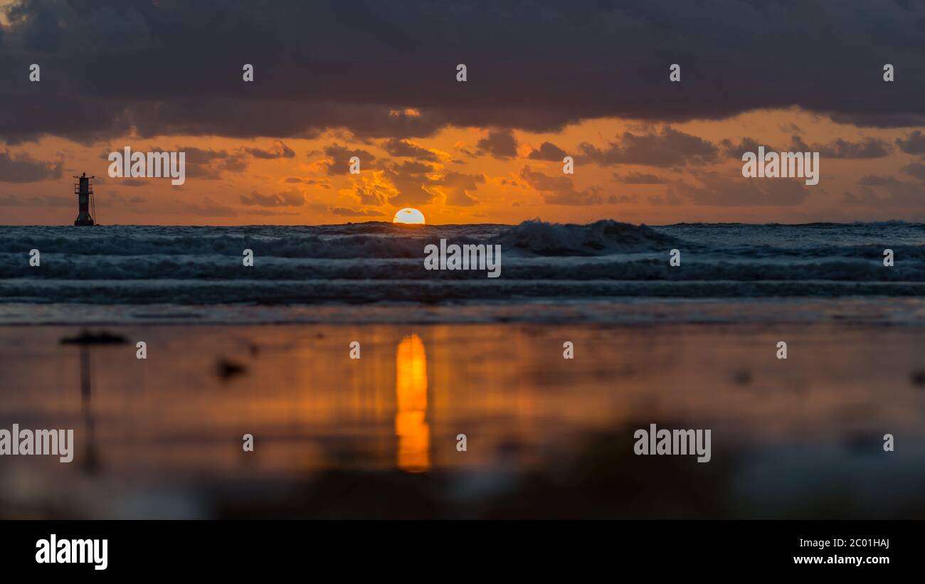 Sorgere del sole sulla spiaggia Foto Stock