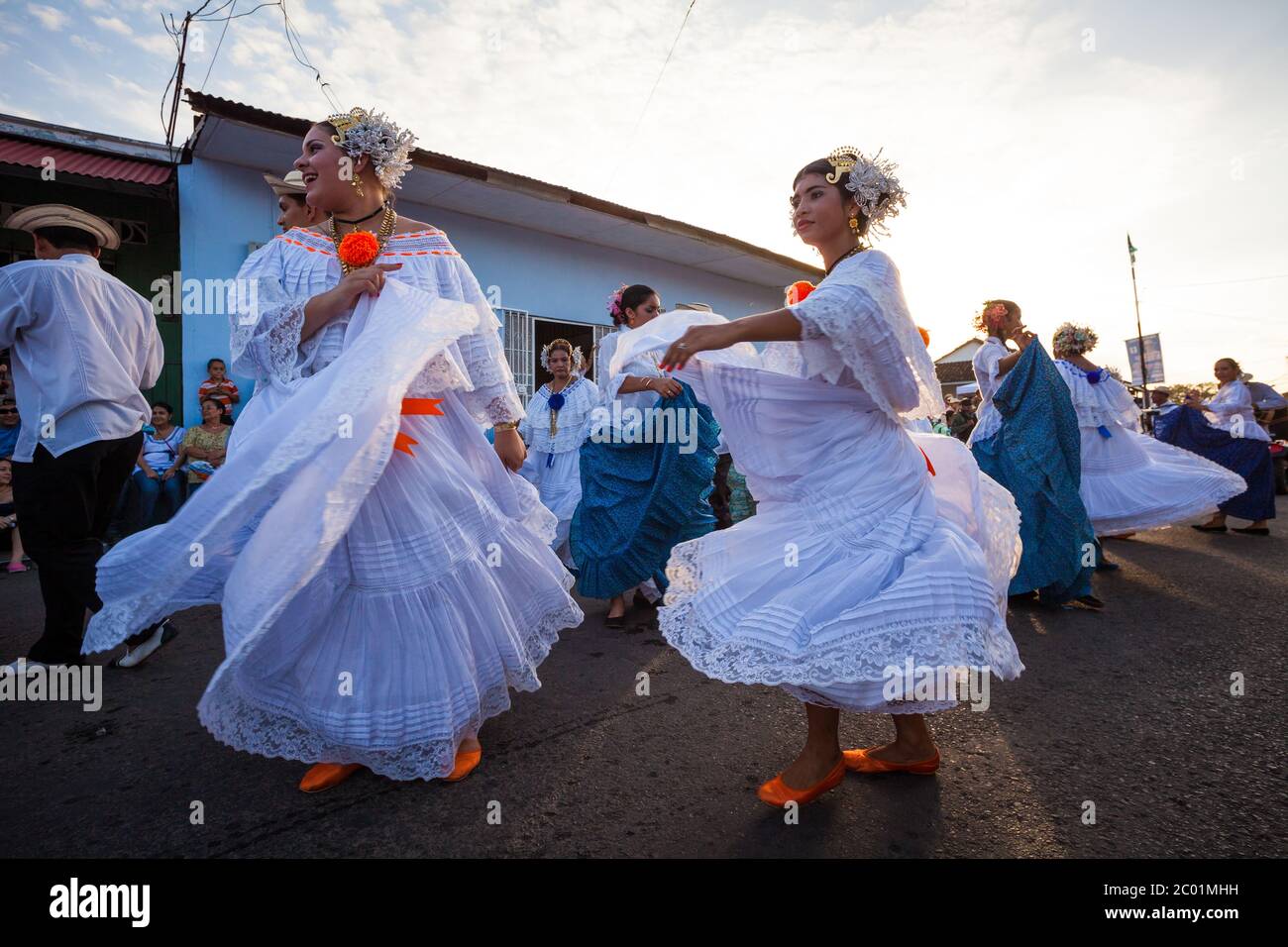 Donne vestite di polline durante l'evento annuale 'El desfile de las mil polleras' a Las Tablas, provincia di Los Santos, Repubblica di Panama. Foto Stock