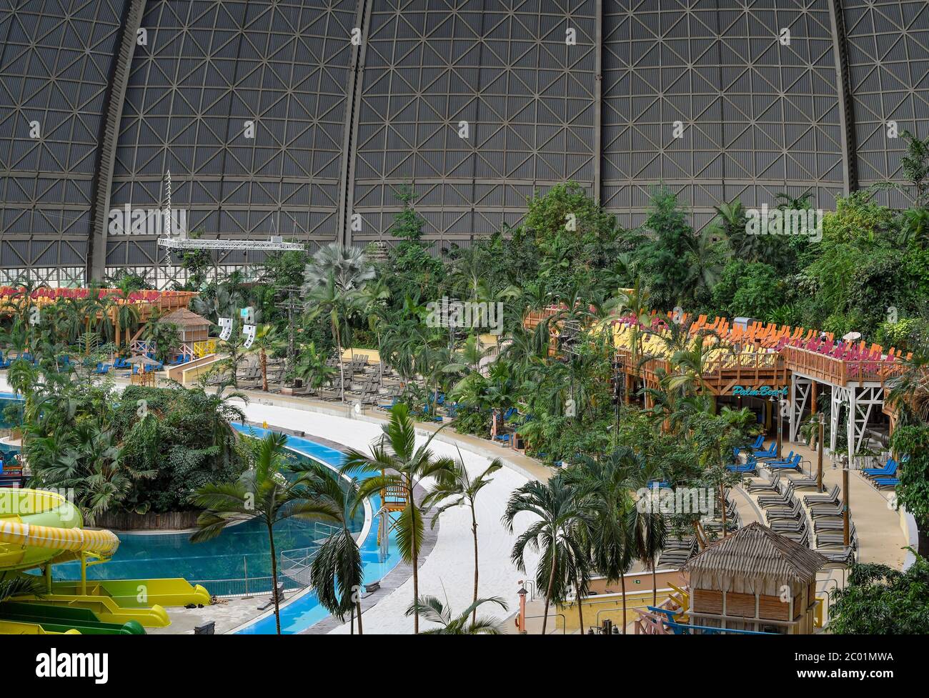 10 giugno 2020, Brandeburgo, Krausnick: Vista del parco a tema delle isole tropicali. Secondo le proprie dichiarazioni, il più grande mondo di vacanze tropicali d'Europa riprenderà le attività degli ospiti dal 15.06.2020. Il parco divertimenti era stato chiuso per tre mesi a causa del coronavirus. Attualmente, nelle isole tropicali si stanno preparando i preparativi finali per la riapertura. Il concetto è dimezzare la capacità in modo che vi sia spazio sufficiente per ogni ospite per mantenere le normative sulla distanza. Fino a nuovo avviso, i biglietti giornalieri sono disponibili solo online. ATTENZIONE: Solo per uso editoriale in relazione a. Foto Stock