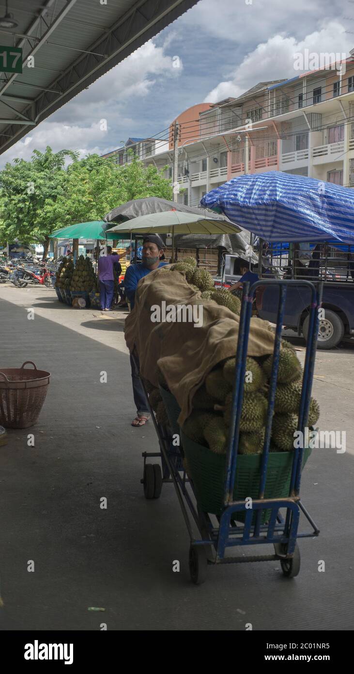 Un lavoratore stava lavorando molto duro per spingere il carrello nel mercato, Bangkok Thailandia Foto Stock
