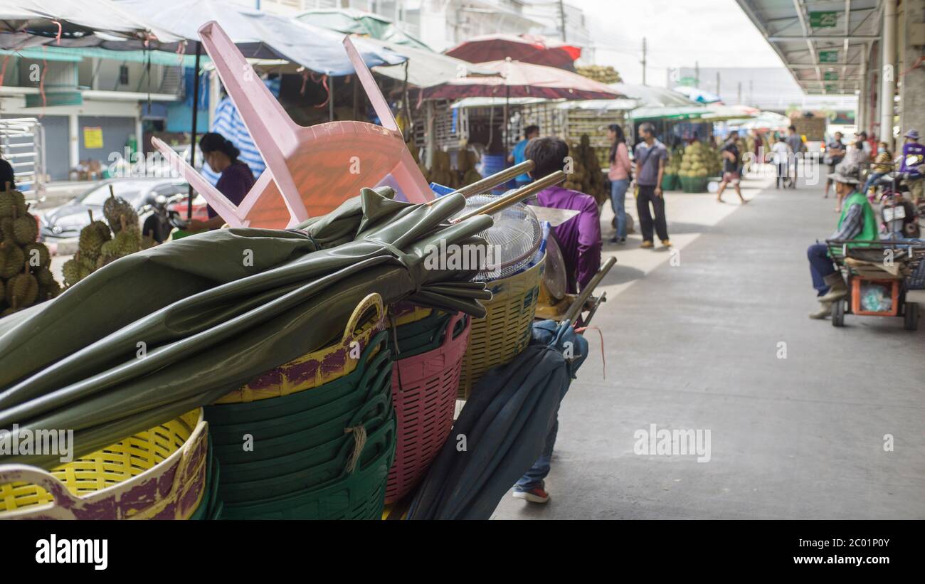 Il lavoratore migrante del Myanmar stava facendo il lavoro non qualificato nell'area di mercato, Bangkok Thailandia Foto Stock