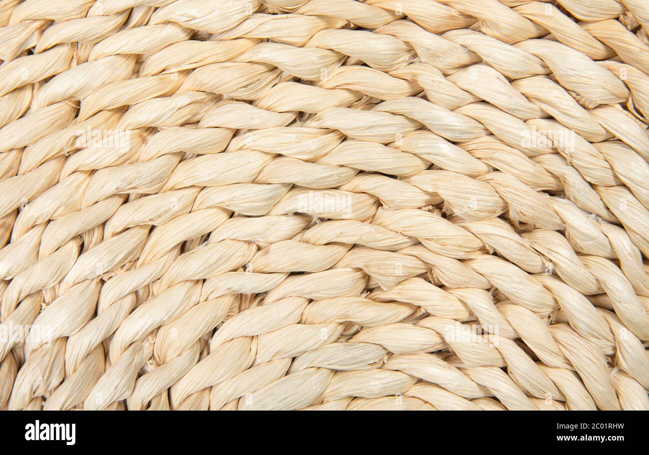 Vista piatta del motivo intrecciato della tessitura della buccia di mais, colore beige chiaro. Foto Stock