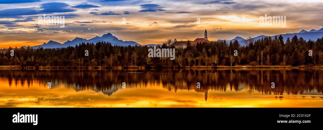 für wenige Minuten verzaubert die Sonne des Herbstes vielerorts die Landschaft, dem Licht und den Farben gelingt für Momente den Blues zu vergessen. Foto Stock