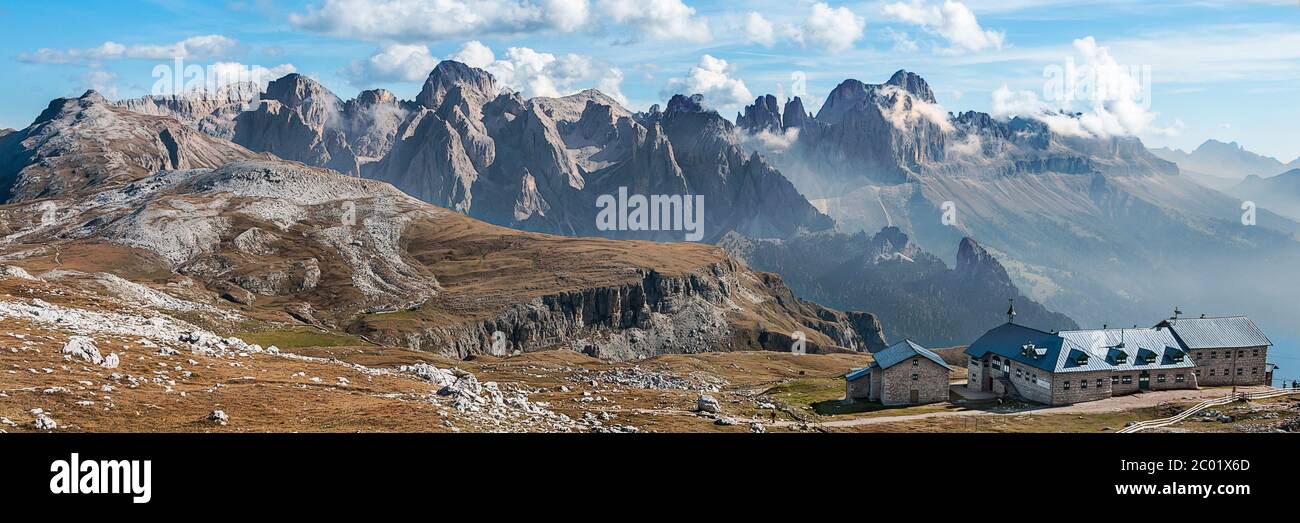 L'ampia vista dall'Alpe di Siusi nel roseto Foto Stock