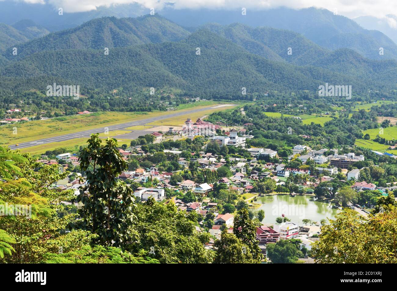 Paesaggio vista ad alto angolo della città nella valle. Foto Stock