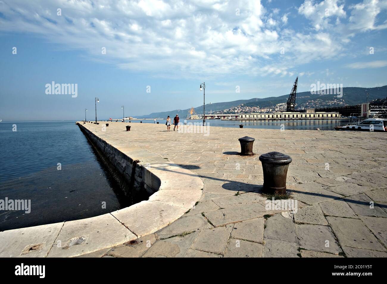 Vista sul Molo Audace, famoso molo di Trieste Foto Stock