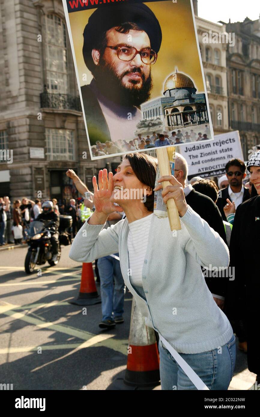 I Tempers si scatenano con i dimostranti di al-Quds che si confrontano con la contromdimostrazione di Piccadilly Circus London Foto Stock