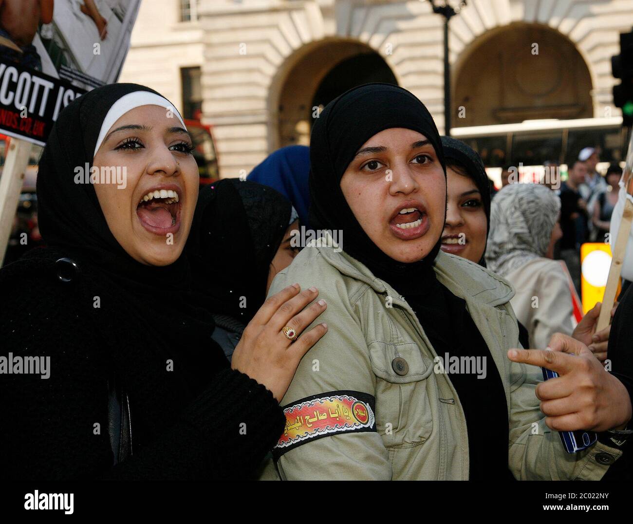 I Tempers si scatenano con i dimostranti di al-Quds che si confrontano con la contromdimostrazione di Piccadilly Circus London Foto Stock
