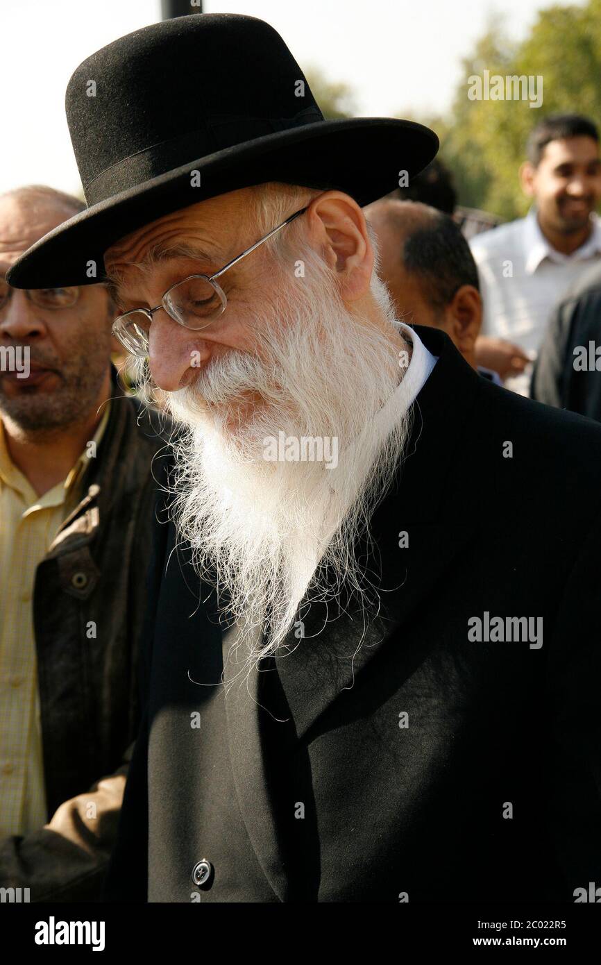 Il portavoce di Rabbi Ahron Cohen per l'organizzazione Neturei Karta (opposto alla creazione dello stato di Isreal) partecipa alla manifestazione annuale al-Quds a Londra Foto Stock