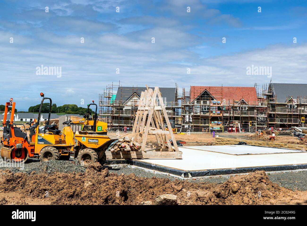 Case di nuova costruzione su un sito di costruzione Cala, Doonfoot, Ayr, Scozia, Regno Unito Foto Stock